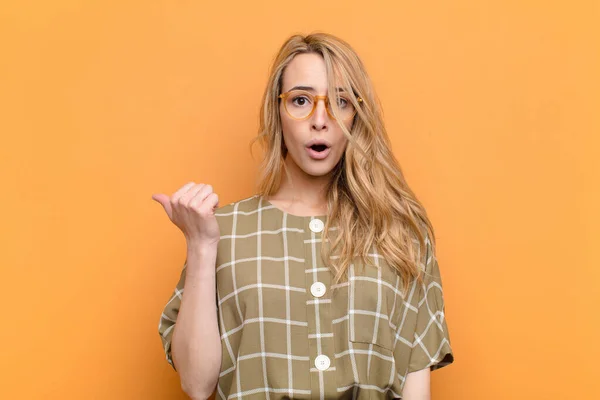 Young Pretty Blonde Woman Looking Astonished Disbelief Pointing Object Side — ストック写真