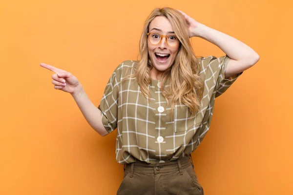 Young Pretty Blonde Woman Laughing Looking Happy Positive Surprised Realizing — ストック写真