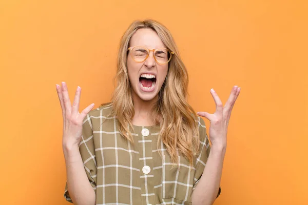 Jong Mooi Blond Vrouw Woedend Schreeuwen Gevoel Van Stress Geïrriteerd — Stockfoto