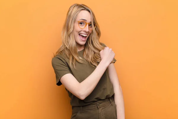 Young Pretty Blonde Woman Feeling Happy Positive Successful Motivated Facing — ストック写真