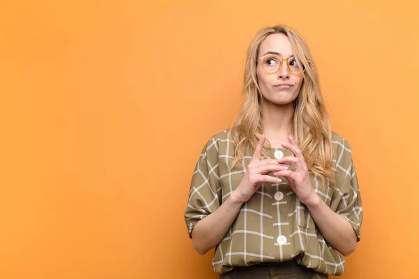 Ung Söt Blond Kvinna Intrigerar Och Konspirerar Tänker Försåtliga Trick — Stockfoto