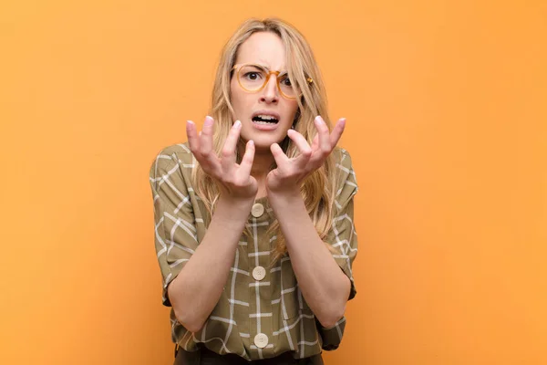 Jeune Jolie Femme Blonde Regardant Désespérée Frustrée Stressée Malheureuse Agacée — Photo