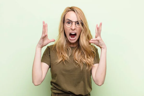 Jong Mooi Blond Vrouw Schreeuwen Met Handen Omhoog Lucht Het — Stockfoto