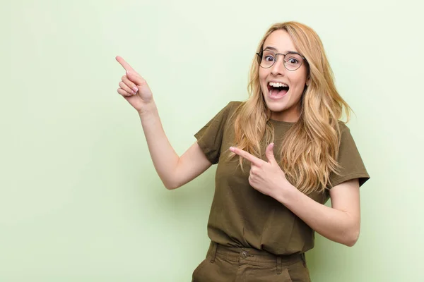 Joven Mujer Rubia Bonita Sintiéndose Alegre Sorprendida Sonriendo Con Una — Foto de Stock