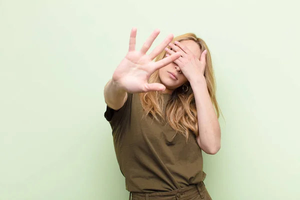 Giovane Bella Donna Bionda Che Copre Viso Con Mano Mettendo — Foto Stock