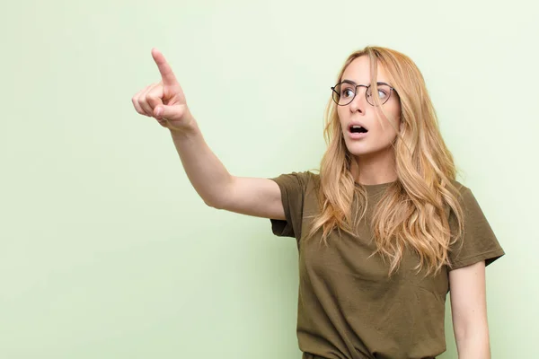 Young Pretty Blonde Woman Feeling Shocked Surprised Pointing Looking Upwards — ストック写真