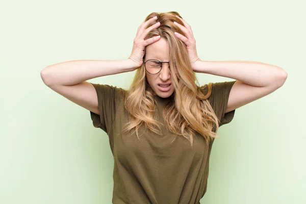 Ung Söt Blond Kvinna Känner Sig Stressad Och Frustrerad Lyfta — Stockfoto