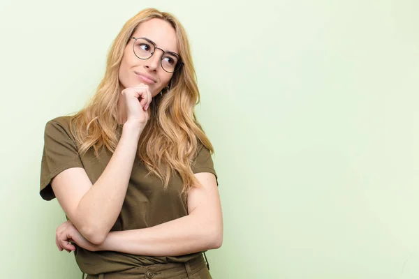 Joven Mujer Rubia Bonita Sintiendo Reflexivo Preguntando Imaginando Ideas Soñando — Foto de Stock