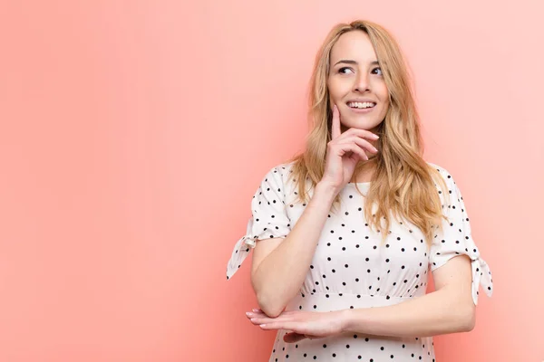 Young Pretty Blonde Woman Smiling Happily Daydreaming Doubting Looking Side — Stock Photo, Image