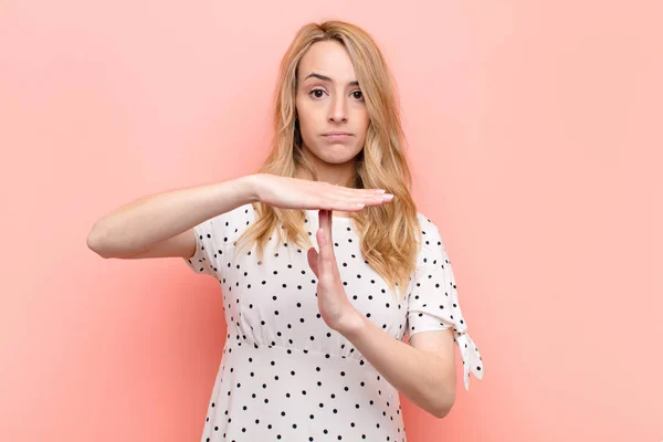 Jovem Bonita Mulher Loira Olhando Sério Popa Irritado Descontente Fazendo — Fotografia de Stock