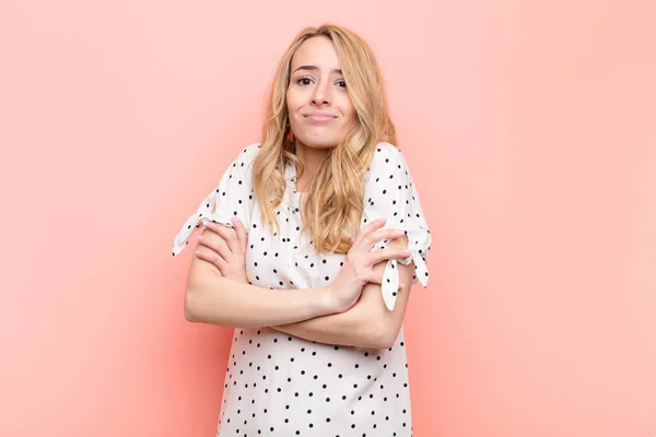 Giovane Bella Donna Bionda Che Scuote Sente Confusa Incerta Dubita — Foto Stock