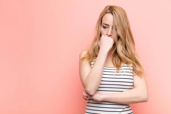 Giovane Bella Donna Bionda Che Sente Seria Premurosa Preoccupata Fissando — Foto Stock