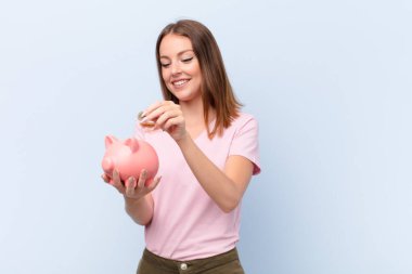 Genç kızıl saçlı kadın, düz duvara yaslanmış, kumbaralı.