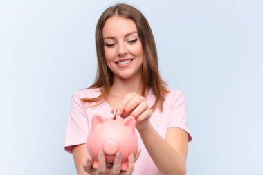 Genç kızıl saçlı kadın, düz duvara yaslanmış, kumbaralı.