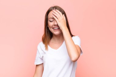 Genç kızıl saçlı kadın gülüyor ve alnına tokat atıyor. Unuttum yoksa düz duvara karşı yaptığım aptalca bir hataydı.