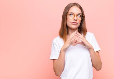 Genç kızıl saçlı kadın entrikalar ve komplolar kuruyor, hileler ve hileler düşünüyor, kurnaz ve düz duvara karşı ihanet ediyor.