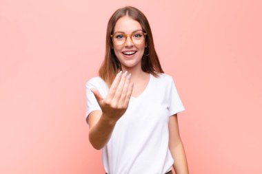 Genç kızıl saçlı kadın mutlu, başarılı ve kendinden emin hissediyor, bir meydan okumayla karşı karşıya ve 