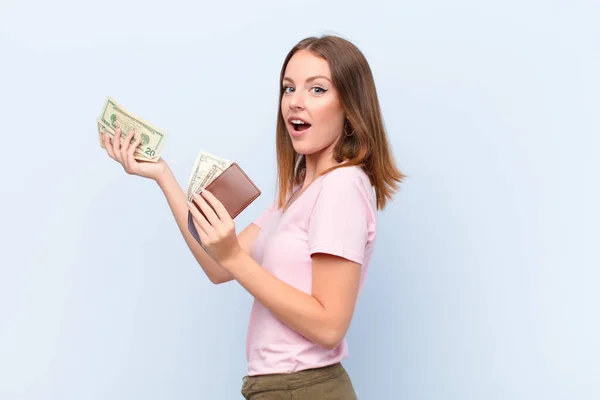 Joven Cabeza Roja Mujer Contra Pared Plana Concepto Dinero —  Fotos de Stock