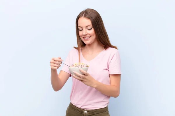 Young Red Head Woman Flat Wall Breakfast Bowl — Stock Photo, Image