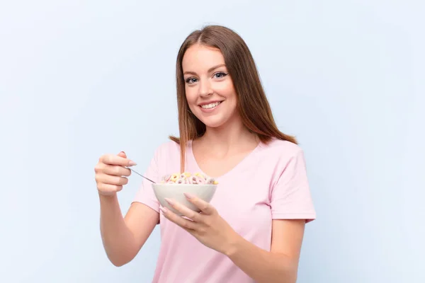 Ung Röd Huvud Kvinna Mot Platt Vägg Med Frukost Skål — Stockfoto