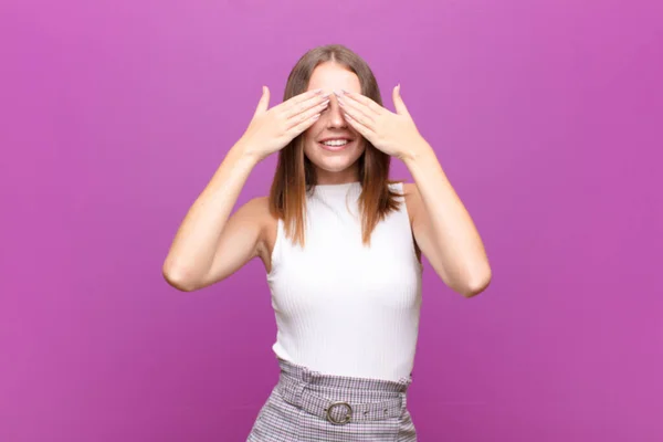 Mladá Červená Hlava Žena Usmívá Cítí Šťastný Zakrývá Oči Oběma — Stock fotografie