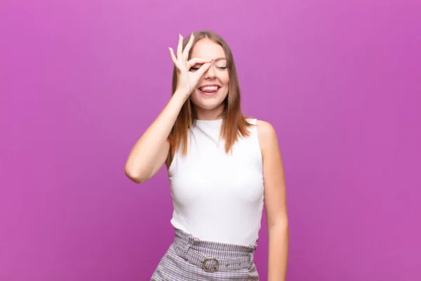 Jovem Mulher Cabeça Vermelha Sorrindo Feliz Com Cara Engraçada Brincando — Fotografia de Stock