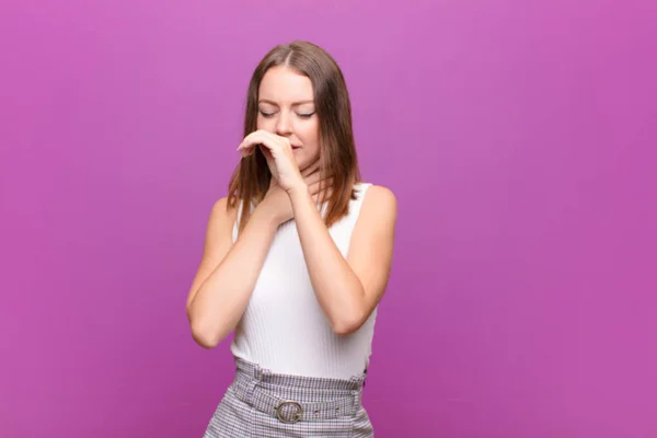 Giovane Donna Con Testa Rossa Che Sente Male Con Mal — Foto Stock