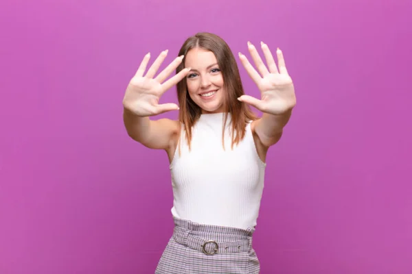 Ung Röd Huvud Kvinna Ler Och Ser Vänlig Visar Nummer — Stockfoto