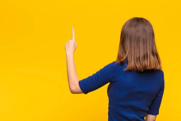 Joven Cabeza Roja Mujer Pie Apuntando Objetar Espacio Copia Vista — Foto de Stock