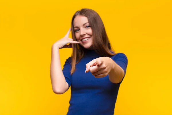 Jovem Mulher Cabeça Vermelha Sorrindo Alegremente Apontando Para Câmera Fazer — Fotografia de Stock