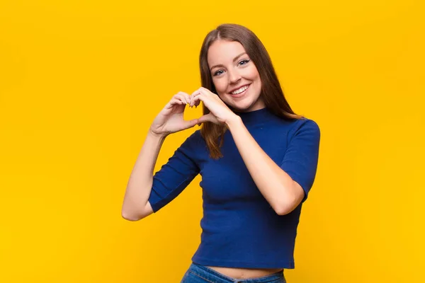 Jovem Mulher Cabeça Vermelha Sorrindo Sentindo Feliz Bonito Romântico Apaixonado — Fotografia de Stock