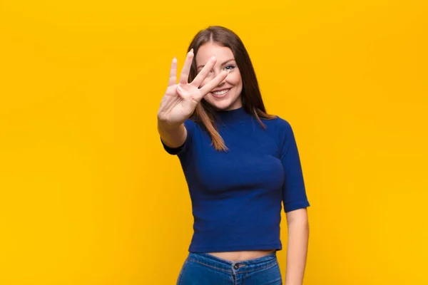 Junge Frau Mit Rotem Kopf Lächelt Und Schaut Freundlich Zeigt — Stockfoto