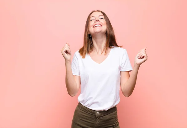 Joven Cabeza Roja Mujer Mirando Extremadamente Feliz Sorprendido Celebrando Éxito — Foto de Stock