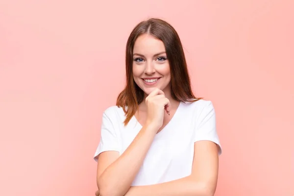 Giovane Donna Testa Rossa Sorridente Godendo Vita Sentirsi Felice Amichevole — Foto Stock