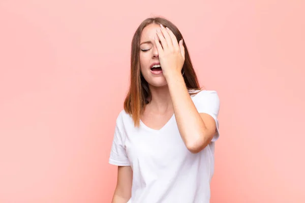 Joven Mujer Cabeza Roja Que Parece Soñolienta Aburrida Bostezando Con — Foto de Stock