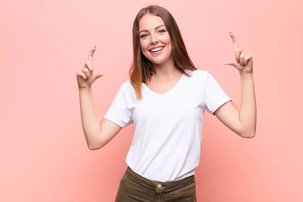 Jong Rood Hoofd Vrouw Inlijsten Schetsen Van Eigen Glimlach Met — Stockfoto