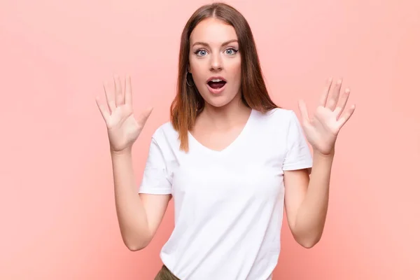 Young Red Head Woman Looking Shocked Astonished Jaw Dropped Surprise — Stock Photo, Image