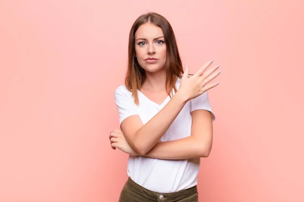 Junge Frau Mit Rotem Kopf Fühlt Sich Verwirrt Und Ratlos — Stockfoto