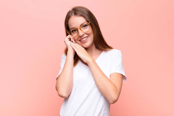 Jovem Mulher Cabeça Vermelha Sentindo Amor Olhando Bonito Adorável Feliz — Fotografia de Stock