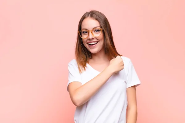 Jeune Femme Rousse Sentant Heureuse Positive Réussie Motivée Face Défi — Photo