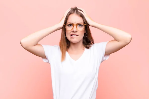 Jonge Roodharige Vrouw Voelt Zich Gefrustreerd Geïrriteerd Ziek Moe Van — Stockfoto