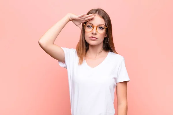 Giovane Donna Testa Rossa Che Saluta Macchina Fotografica Con Saluto — Foto Stock