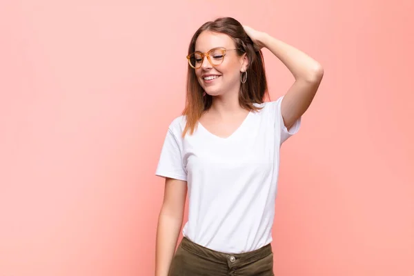 Joven Mujer Pelirroja Sonriendo Alegre Casualmente Tomando Mano Cabeza Con — Foto de Stock