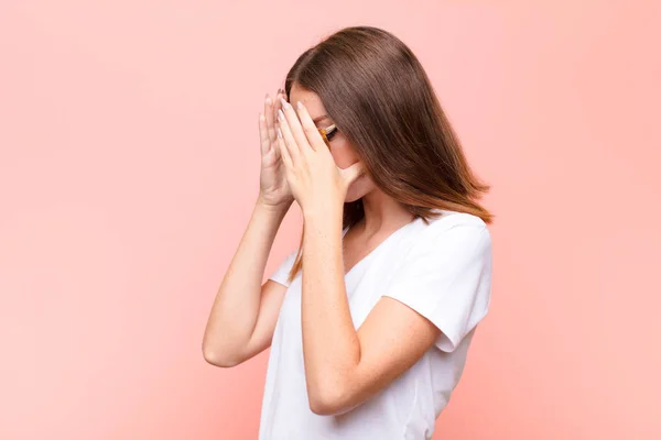 Junge Frau Mit Rotem Kopf Die Augen Mit Händen Bedeckt — Stockfoto