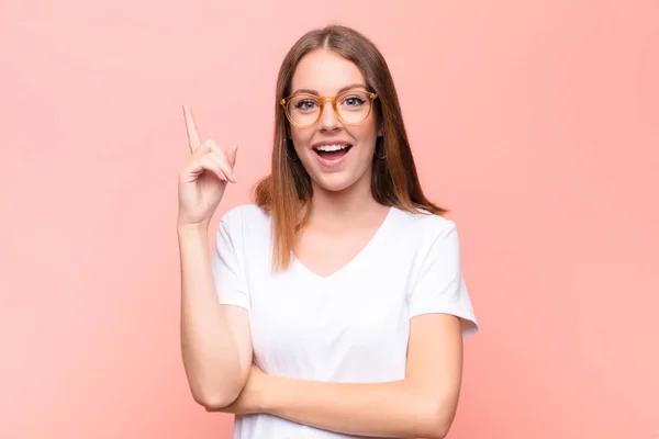 Ung Röd Huvud Kvinna Känner Sig Som Glad Och Upphetsad — Stockfoto