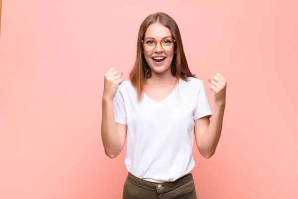 Ung Röd Huvud Kvinna Känner Sig Glad Positiv Och Framgångsrik — Stockfoto