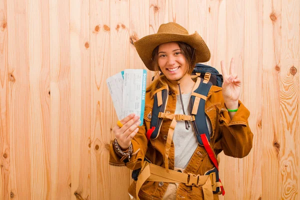 Mladá Hezká Cestovatel Žena Palubní Vstupenky — Stock fotografie