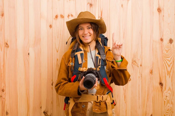 Joven Bastante Viajero Mujer Con Una Cámara Fotos — Foto de Stock