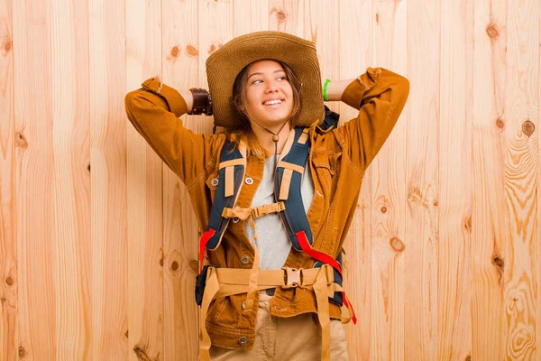 Joven Bastante Latina Viajero Mujer Contra Pared Madera — Foto de Stock