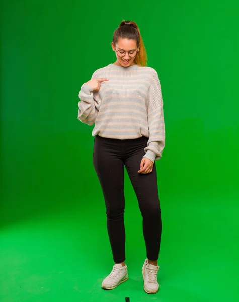 Jovem Mulher Latina Bonita Sorrindo Alegre Casualmente Olhando Para Baixo — Fotografia de Stock